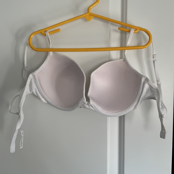 White 32D bra by La Senza - Picture 2 of 2